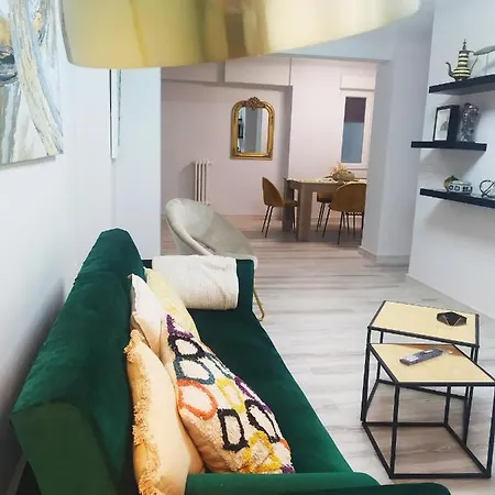 Daire Megano En La Ruta De Vinos Junto A Estaciones *